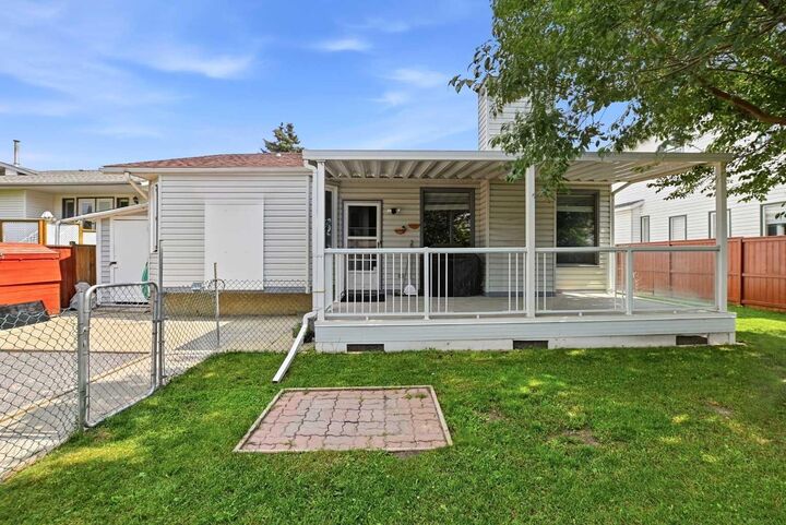 Property Photo: 206 Davison Drive AB T4R 2E6