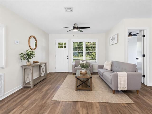 Property Photo:  121 Wildflower  LA 70652 