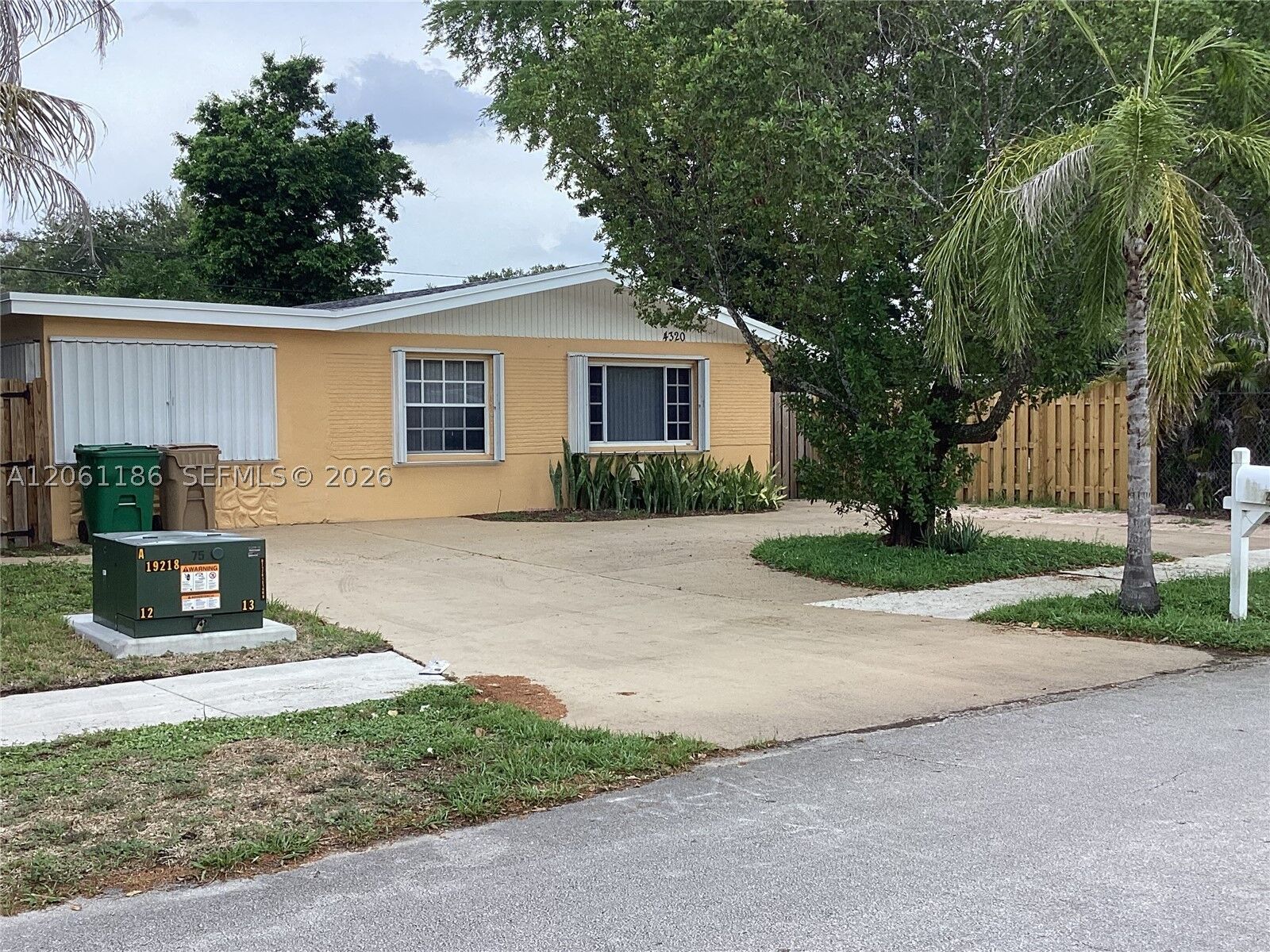 Property Photo: 4320 SW 56th Ave FL 33314
