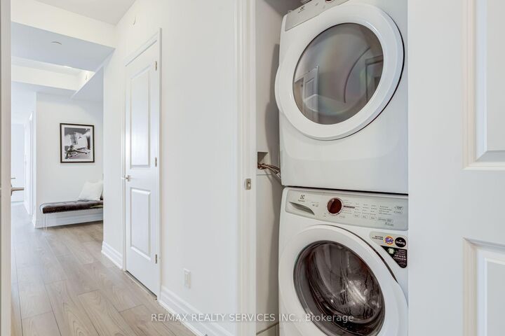 Property Photo: 36 Elm Drive 3507 ON L5B 0N3
