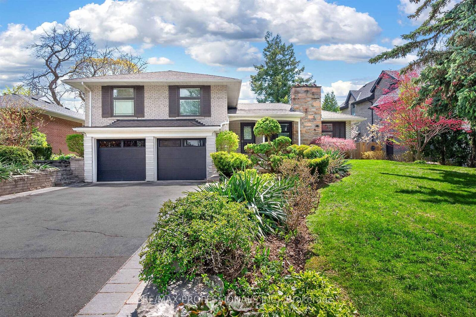 Property Photo:  64 Ravensbourne Crescent  ON M9A 2A8 