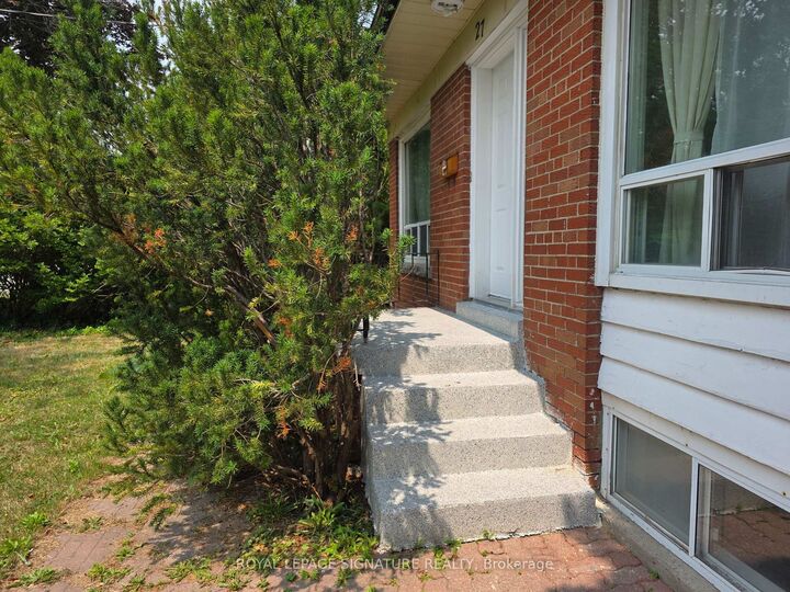 Property Photo:  27 Maralim Road Main  ON L4C 2K6 