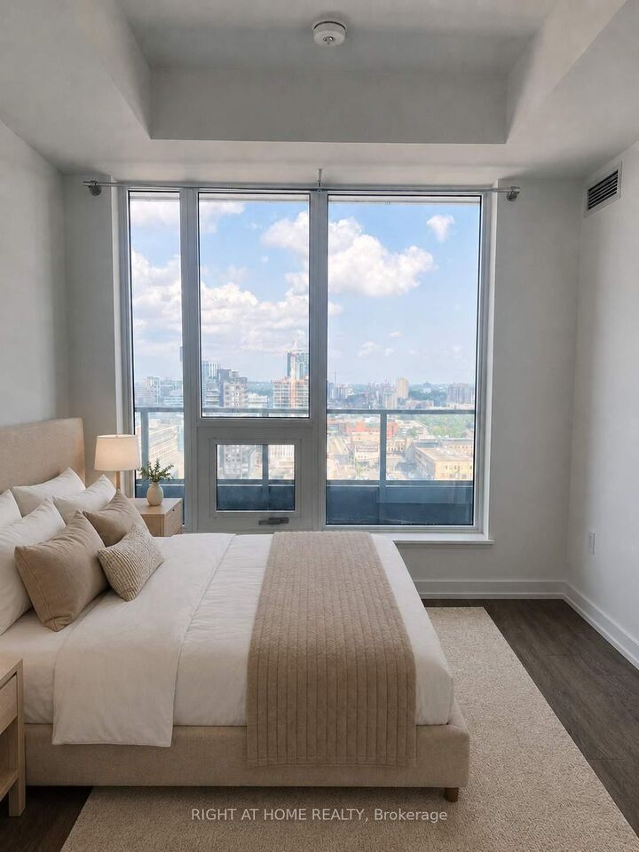 Property Photo:  15 Wellington Street S 1804  ON N2G 0E4 