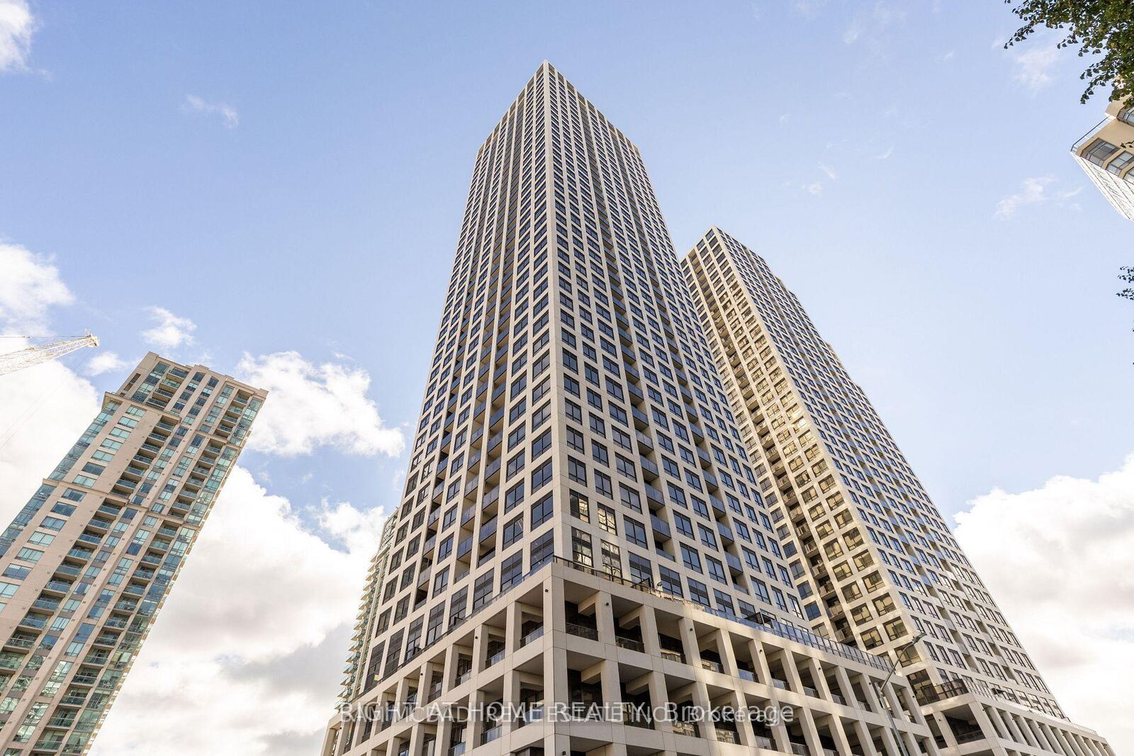 Property Photo:  30 Elm Drive W 1103  ON L5B 0N6 