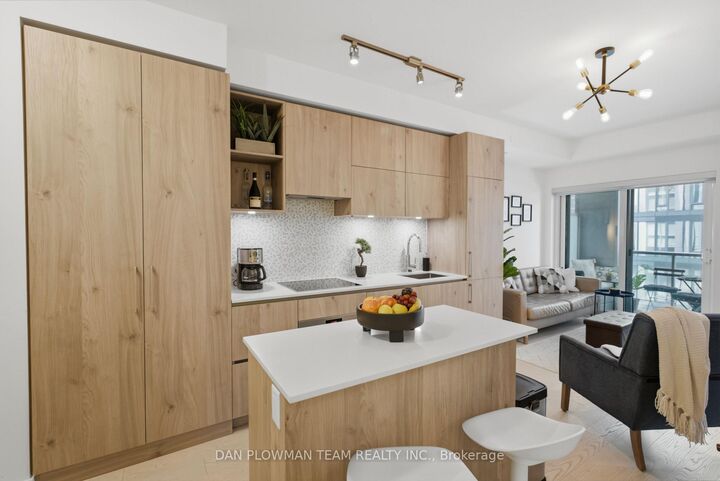 Property Photo: 1 Yorkville Avenue 901 ON M4W 0B1