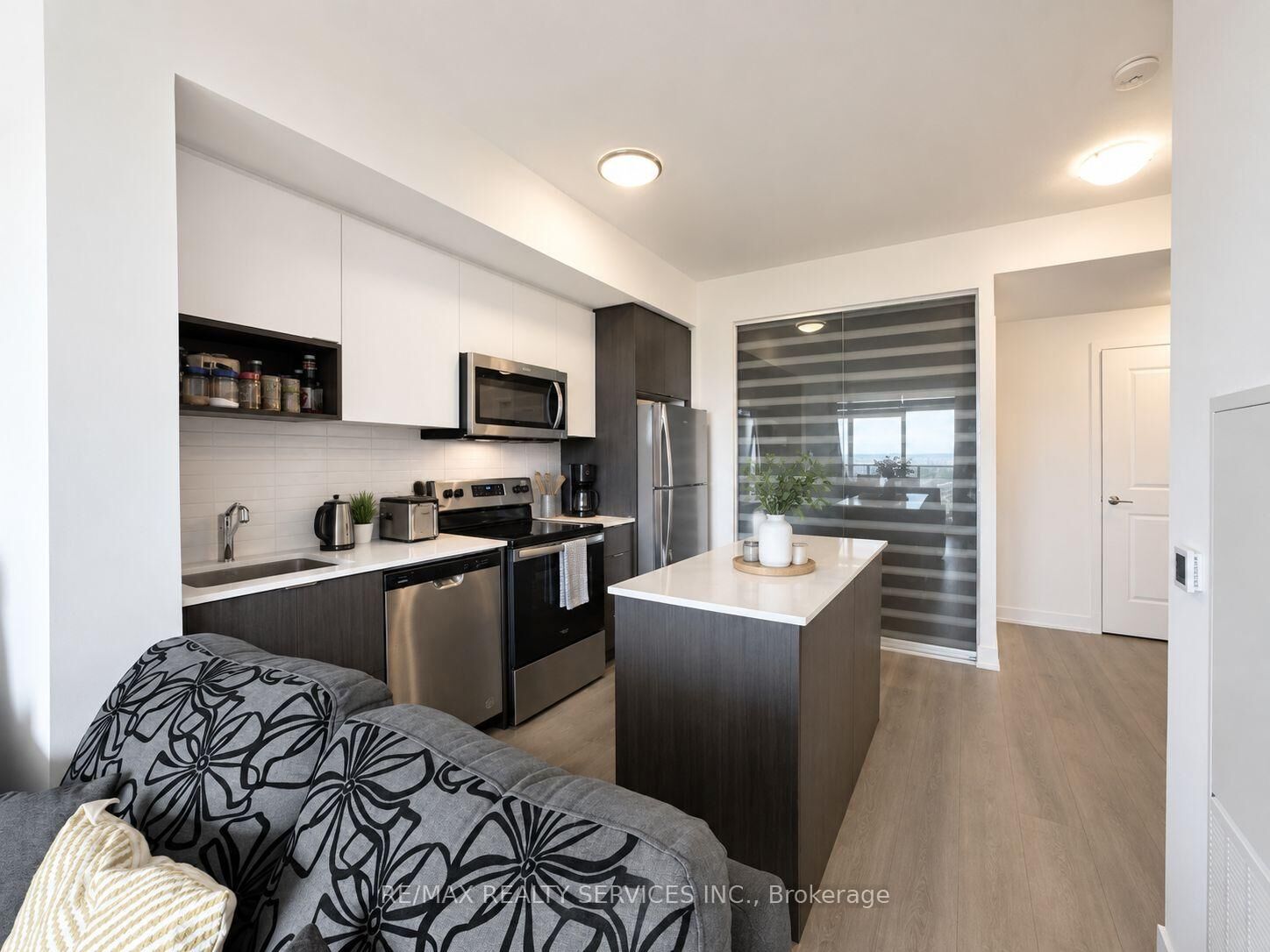 Property Photo:  202 Burnhamthorpe Road E 2108  ON L5A 0B2 