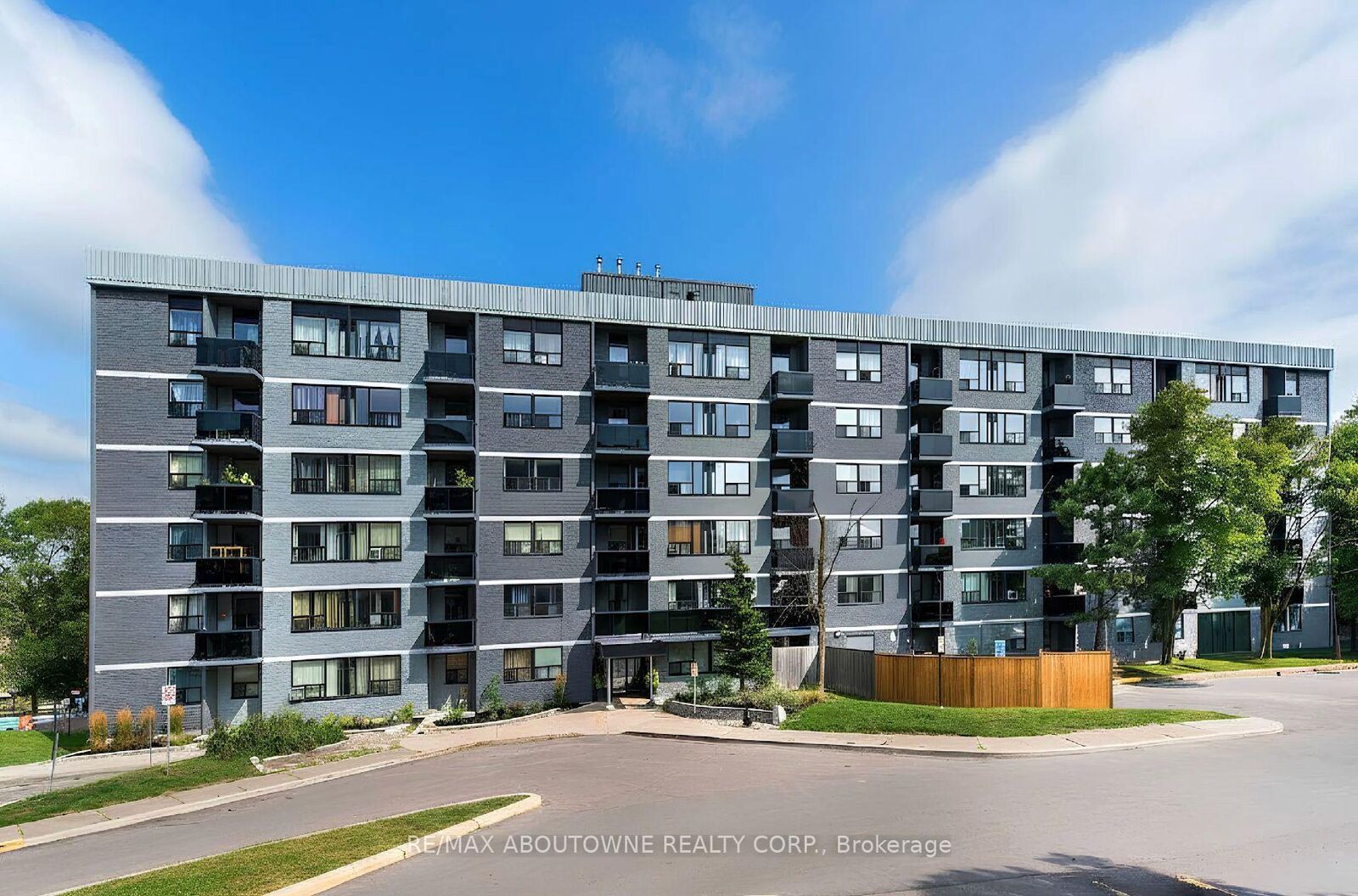 Property Photo: 147 Wellington Street W 606 ON L4G 2N9