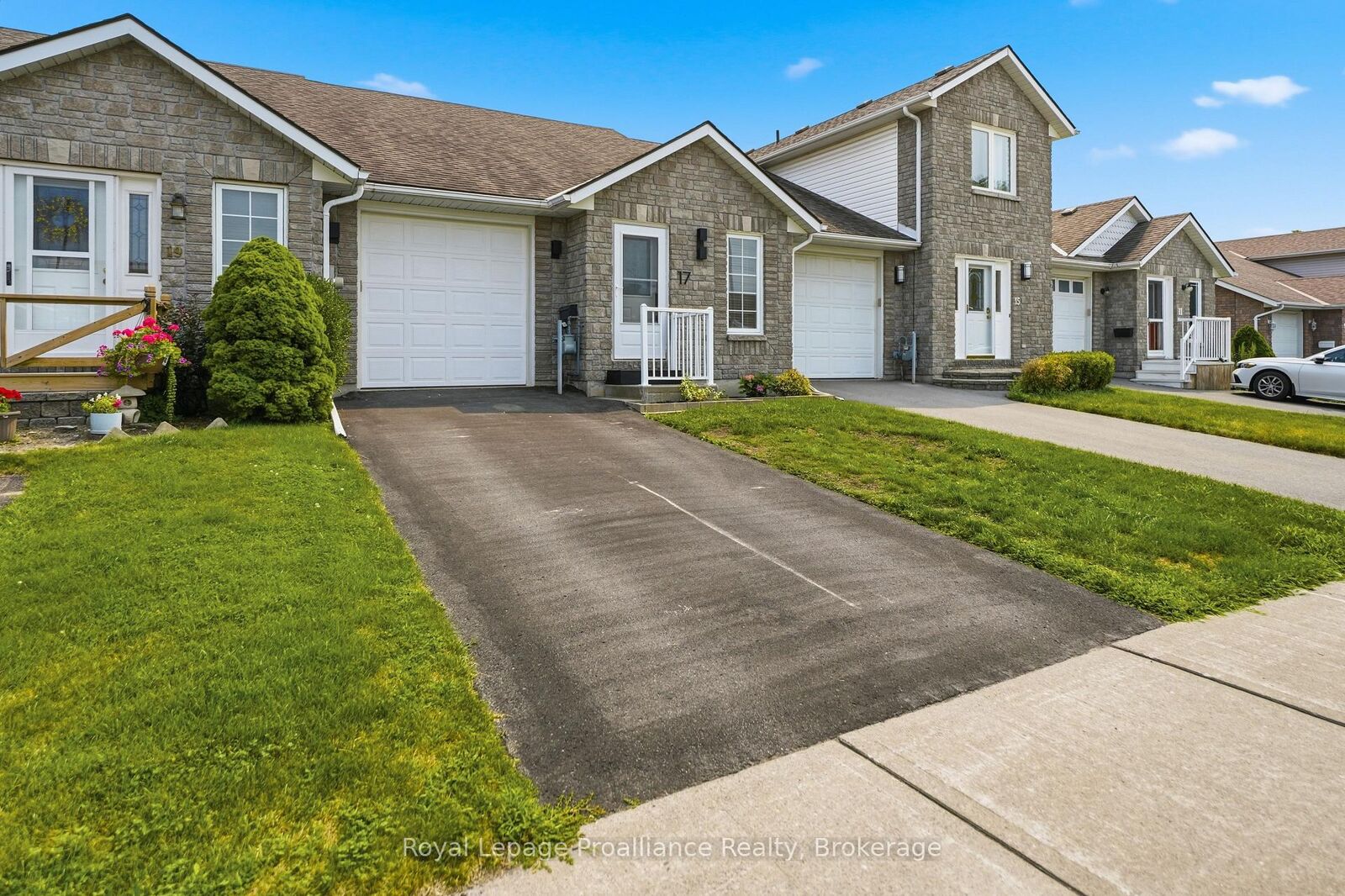 Property Photo: 17 Alder Court ON K8P 5L5
