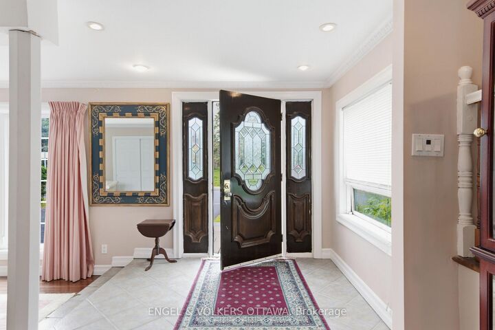 Property Photo:  1446 Ridgebrook Drive  ON K1B 4H1 