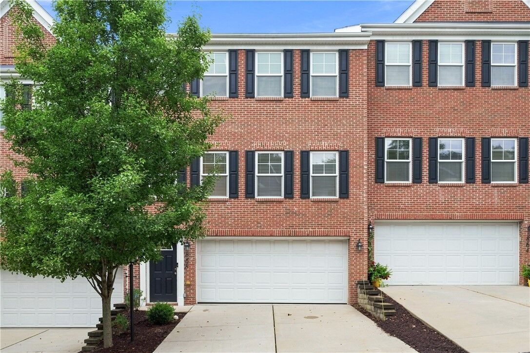 Property Photo:  868 Highpointe Circle  PA 15220 