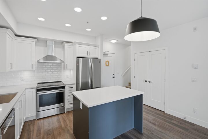 Property Photo: 33568 George Ferguson Way 302 BC V2S 0M3
