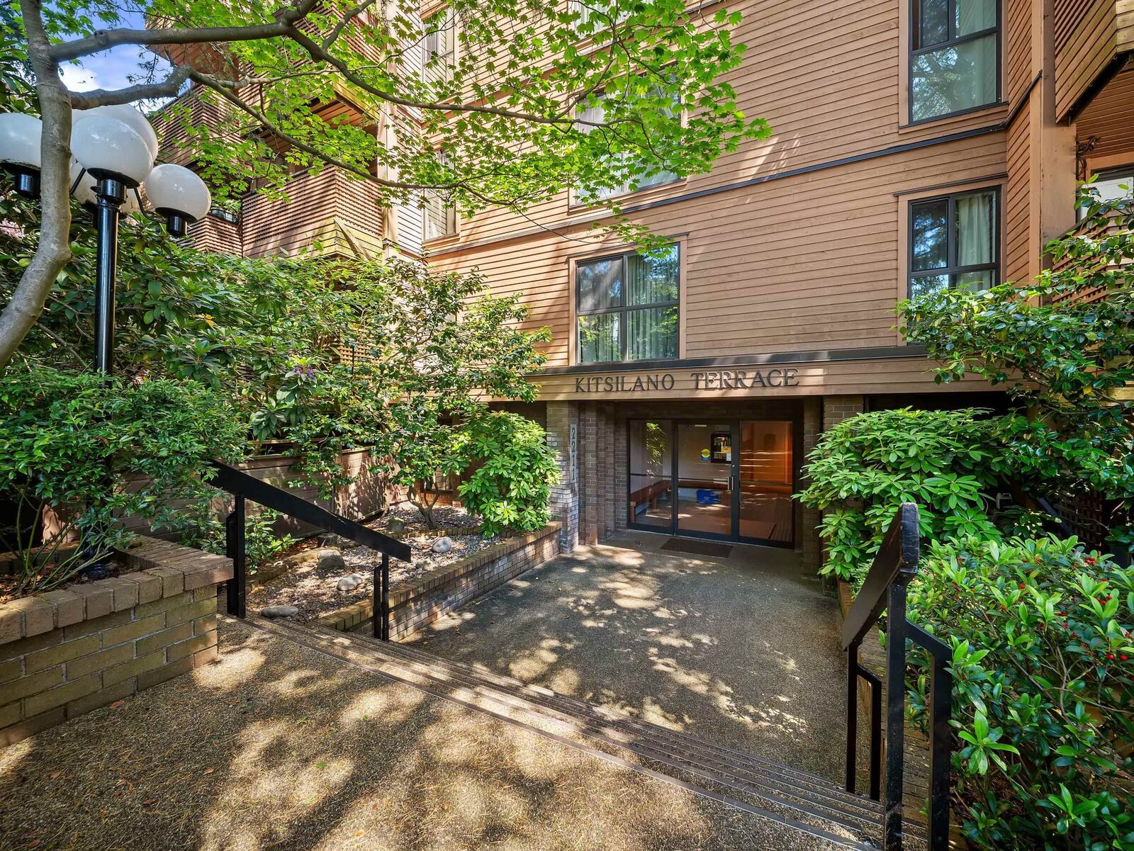 Property Photo: 2211 W 2nd Avenue 402 BC V6K 1H8