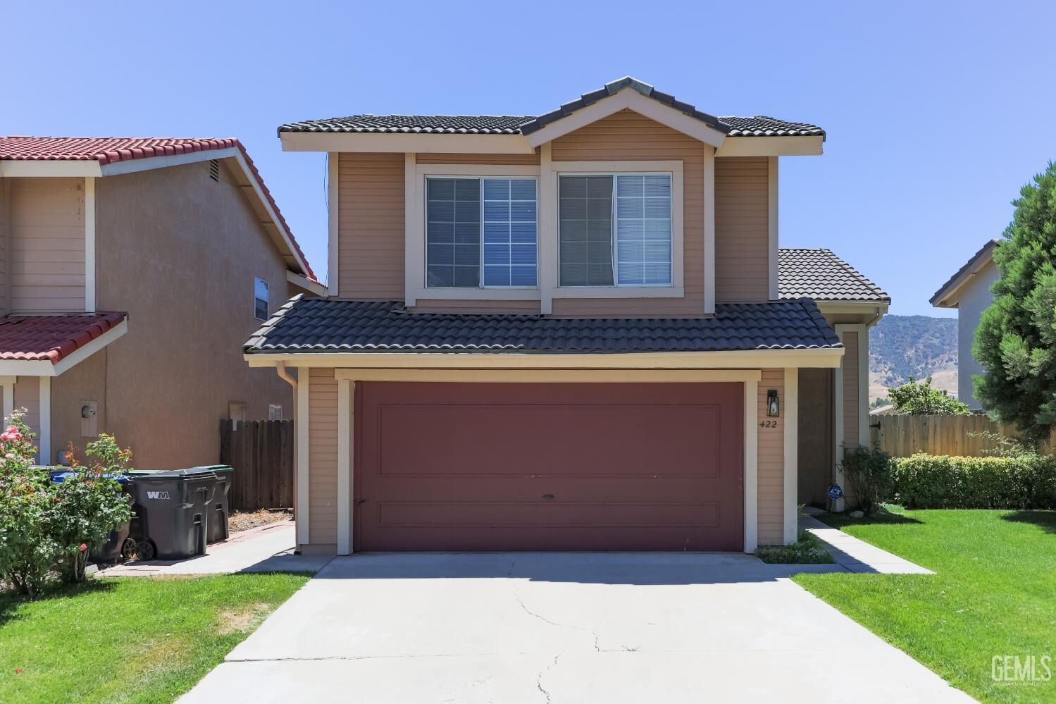 Property Photo: 422 Sherwood Pl CA 93561
