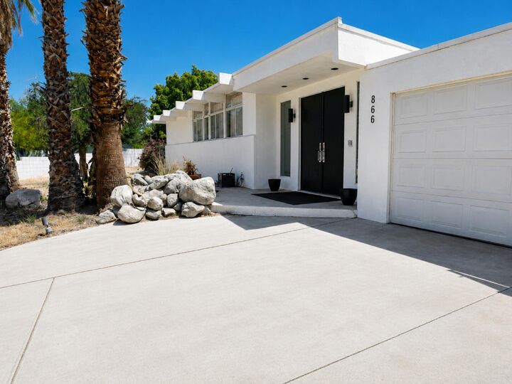 Property Photo: 866 N Topaz Circle CA 92262