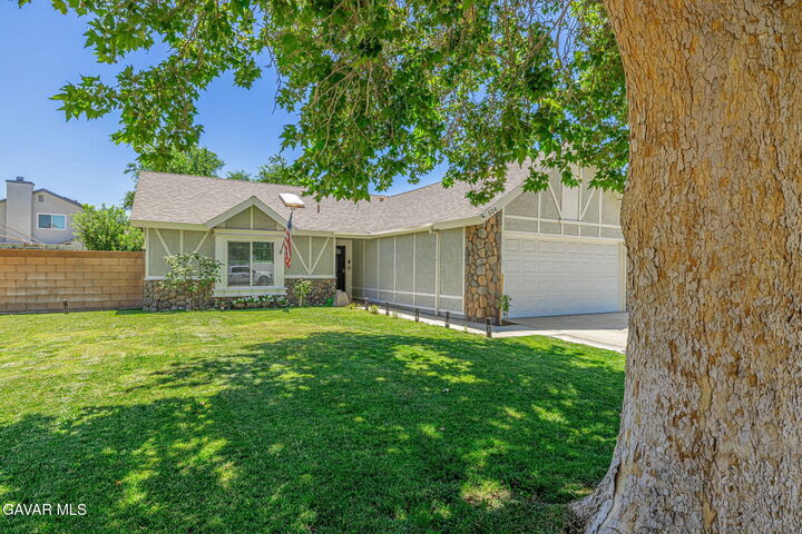 Property Photo:  524 E Ivyton Street  CA 93535 