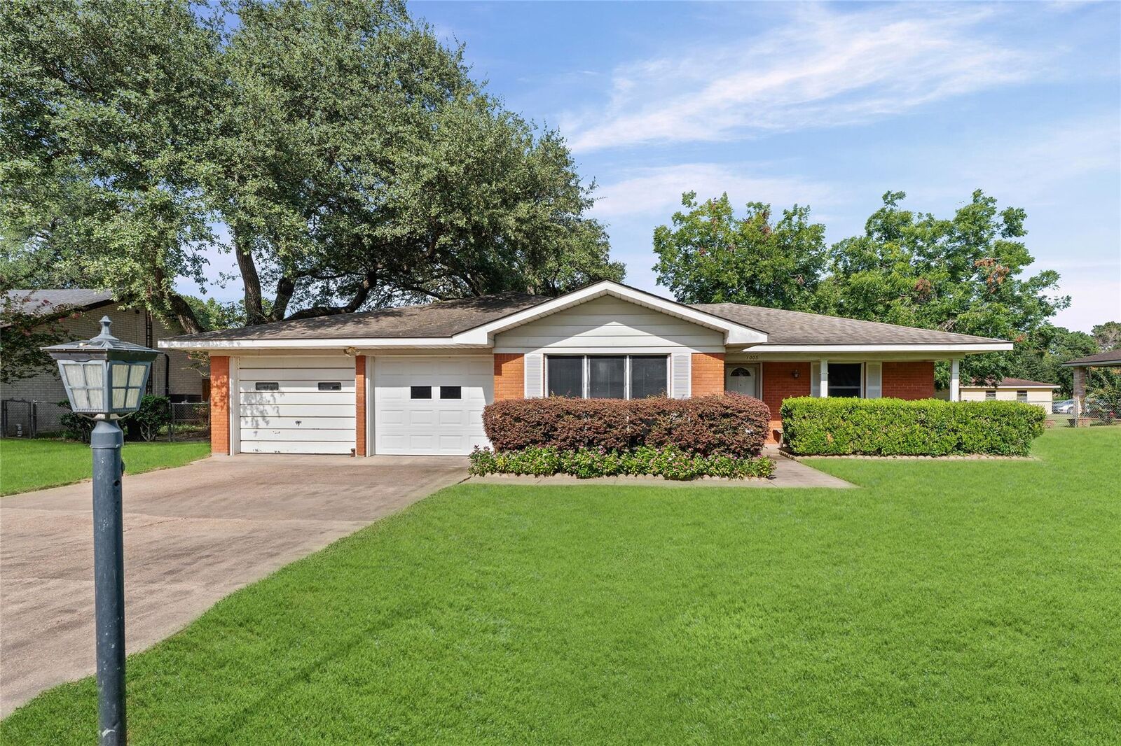 Property Photo: 1005 N Fowlkes Street TX 77474