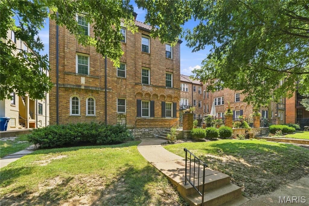 Property Photo:  7530 Cromwell Drive 1N  MO 63105 