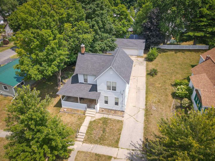 Property Photo: 910 Pleasant Street MI 48809