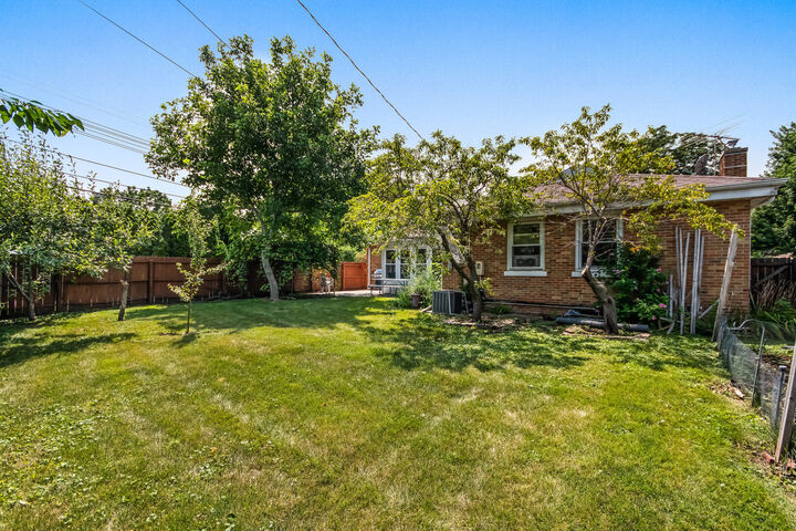 Property Photo:  6815 N Tripp Avenue  IL 60712 