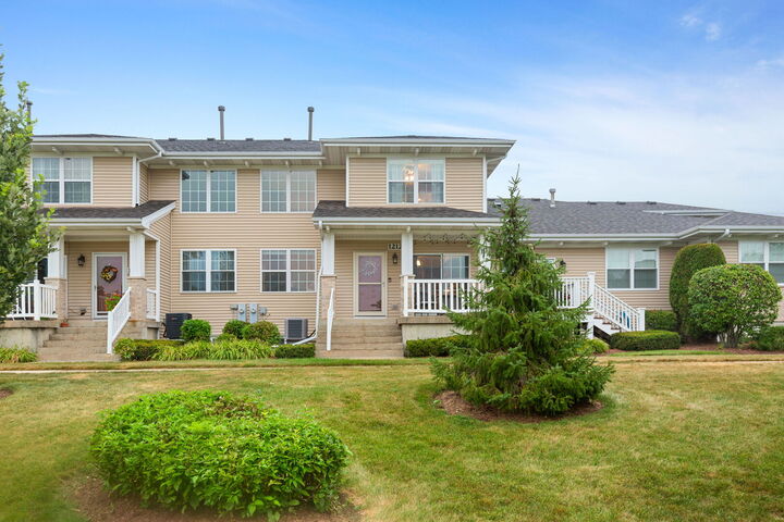 Property Photo:  1212 Walnut Glen Drive  IL 60014 