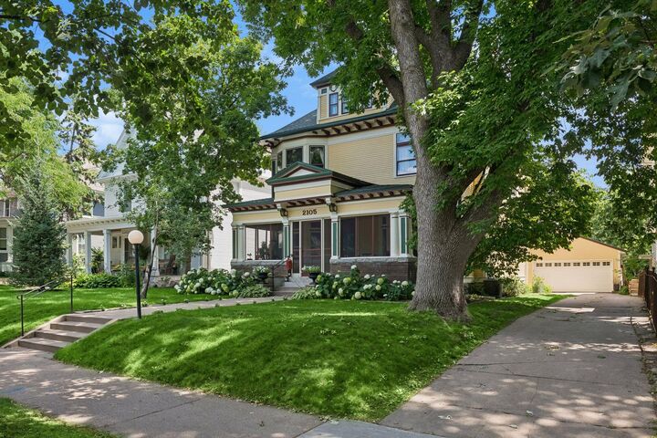 Property Photo:  2105 Girard Avenue S  MN 55405 