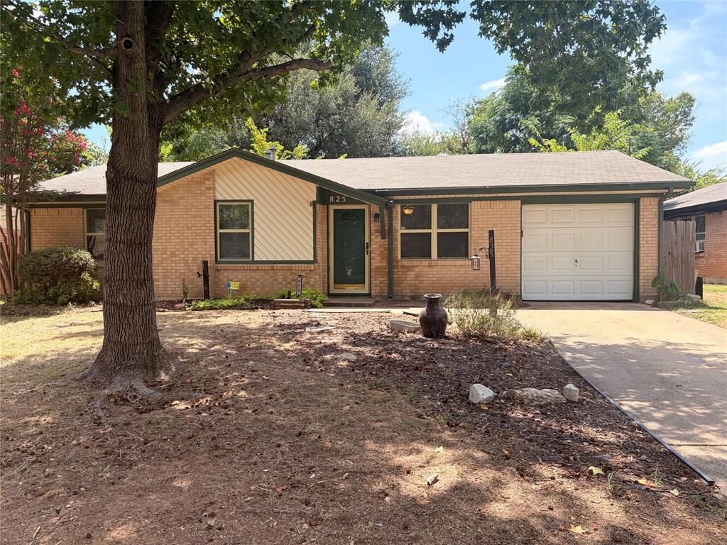 Property Photo: 825 Bryan Drive TX 76022
