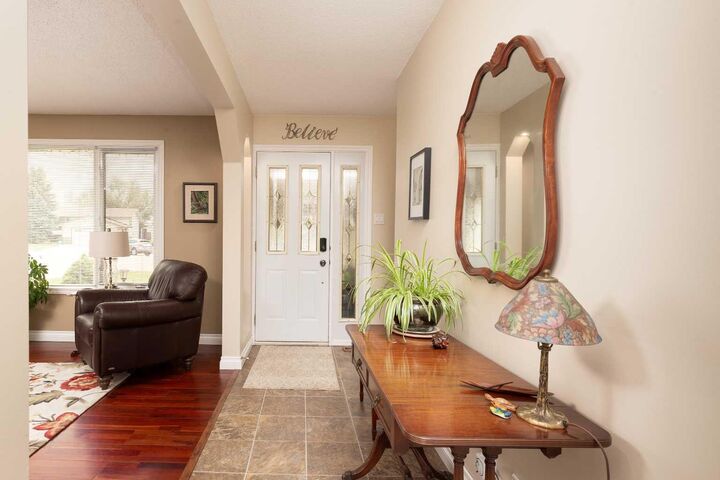 Property Photo:  10 Seneca Place W  AB T1K 4M7 