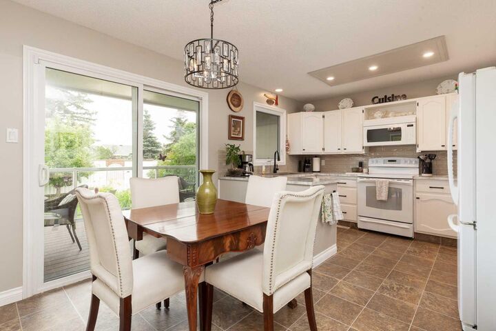Property Photo: 10 Seneca Place W AB T1K 4M7