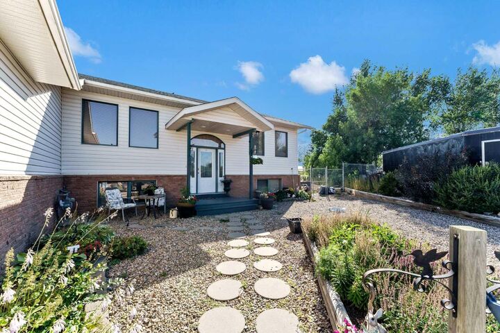 Property Photo: 1336 4A Avenue AB T1B 0K4