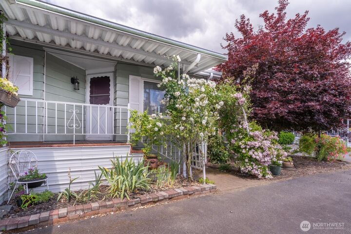 Property Photo:  1121  244th Street SW 19  WA 98021 