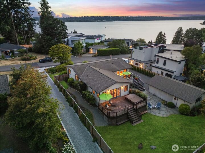 Property Photo:  916  18th Avenue W  WA 98033 