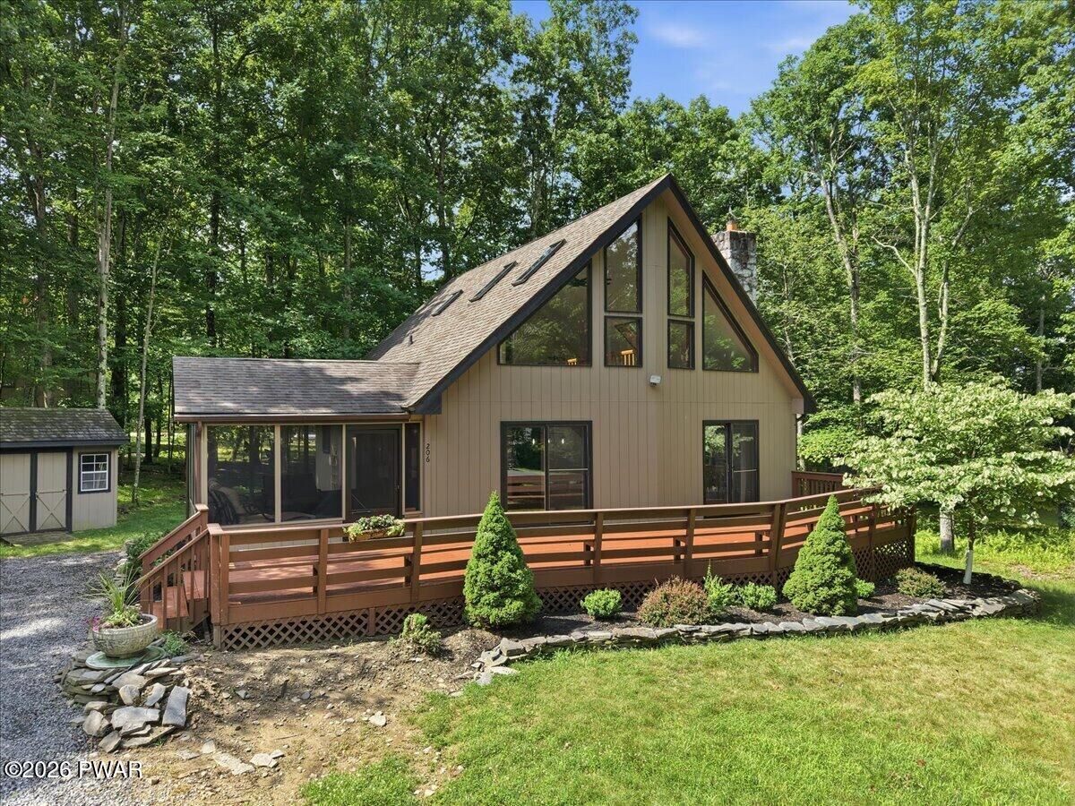 Property Photo:  206 Oakenshield Drive  PA 18371 