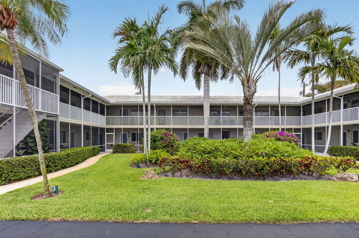 Property Photo:  426 NE 7th Avenue 2B  FL 33483 