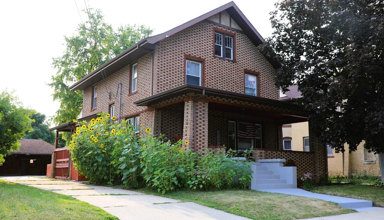 Property Photo:  812 S Locust Avenue  IL 61032 