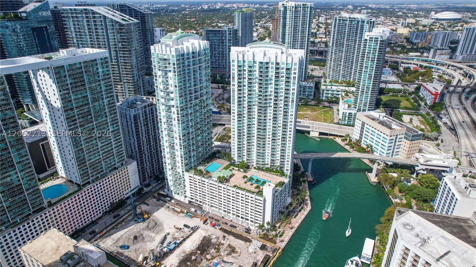 Property Photo:  41 SE 5th St 906  FL 33131 