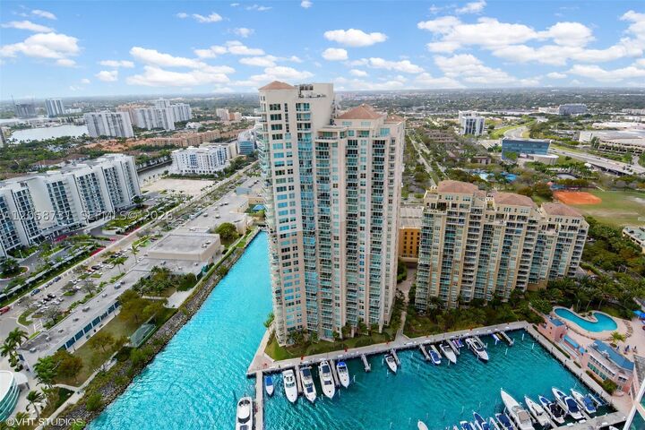 Property Photo: 3330 NE 190th St Uph14 FL 33180