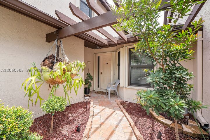Property Photo: 10191 SW 137th Pl FL 33186