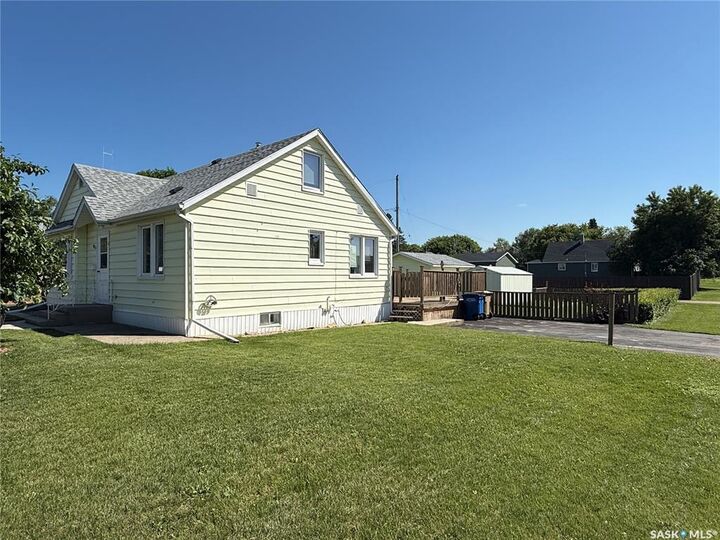Property Photo: 401 2nd Avenue E SK S0J 2E0