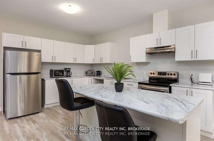 Property Photo:  34 Bounty Avenue  ON L2V 0H3 