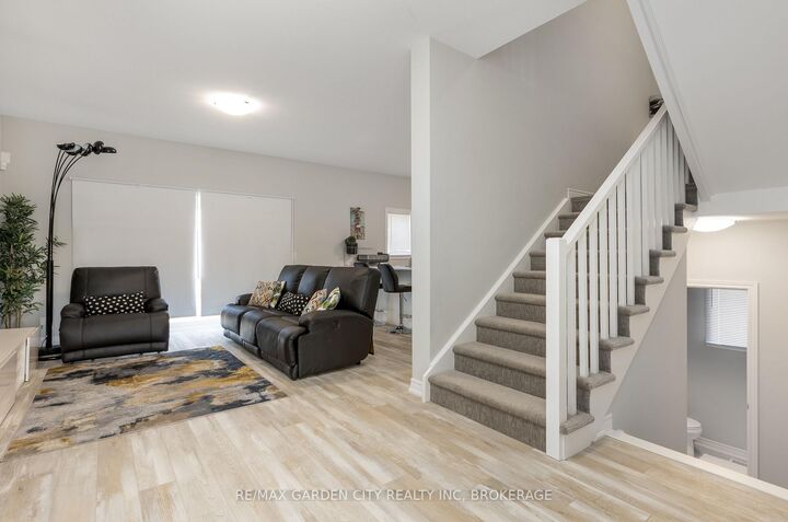 Property Photo: 33 Bounty Avenue ON L2V 0H3
