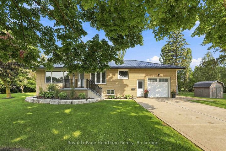 20 Queen Street W — photo 1