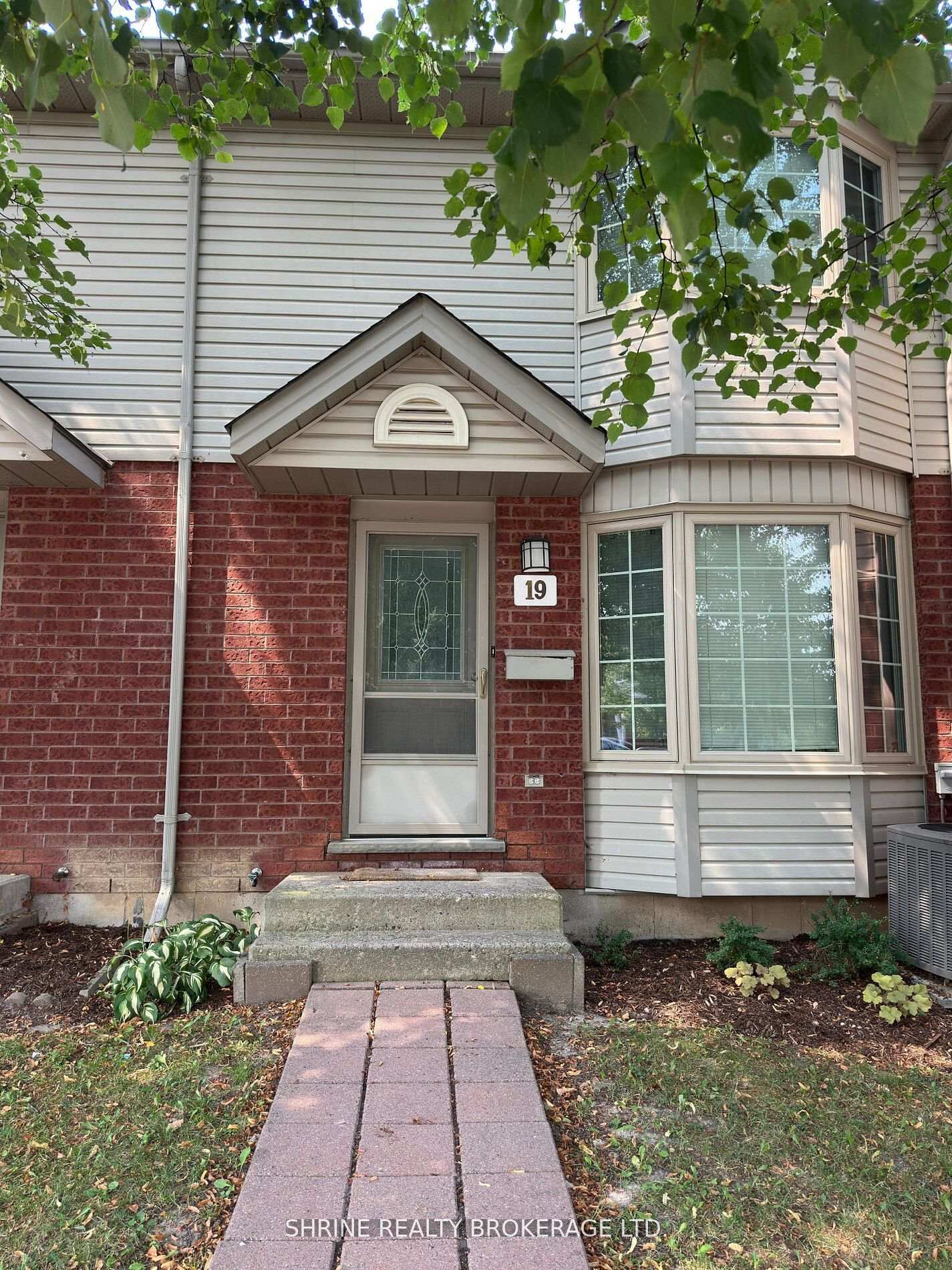 Property Photo: 70 Chapman Court 19 ON N6G 4Z4