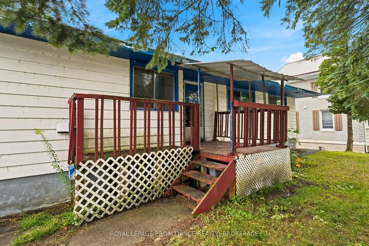 Property Photo:  30 Elm Street  ON K7G 2S7 