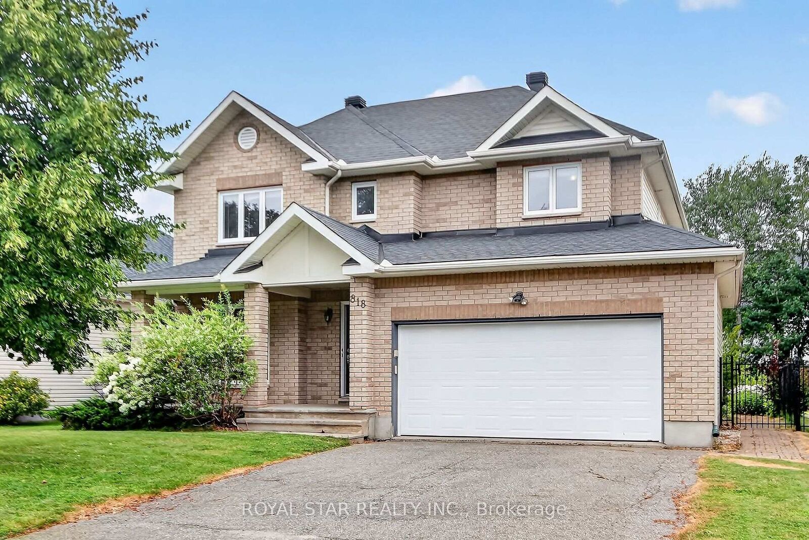 Property Photo: 818 Long Point Circle ON K1T 4H6