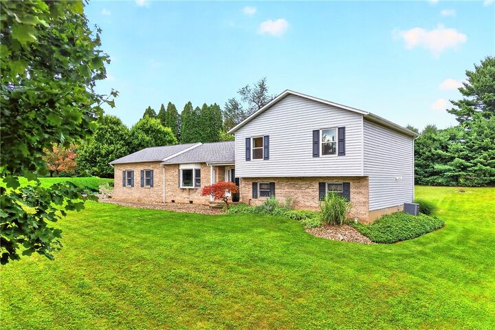 Property Photo:  167 Oak Ridge Dr  PA 16002 
