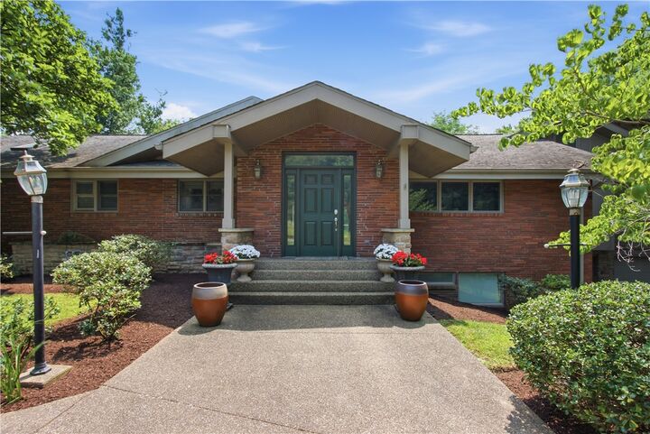Property Photo:  2072 Outlook Drive  PA 15241 