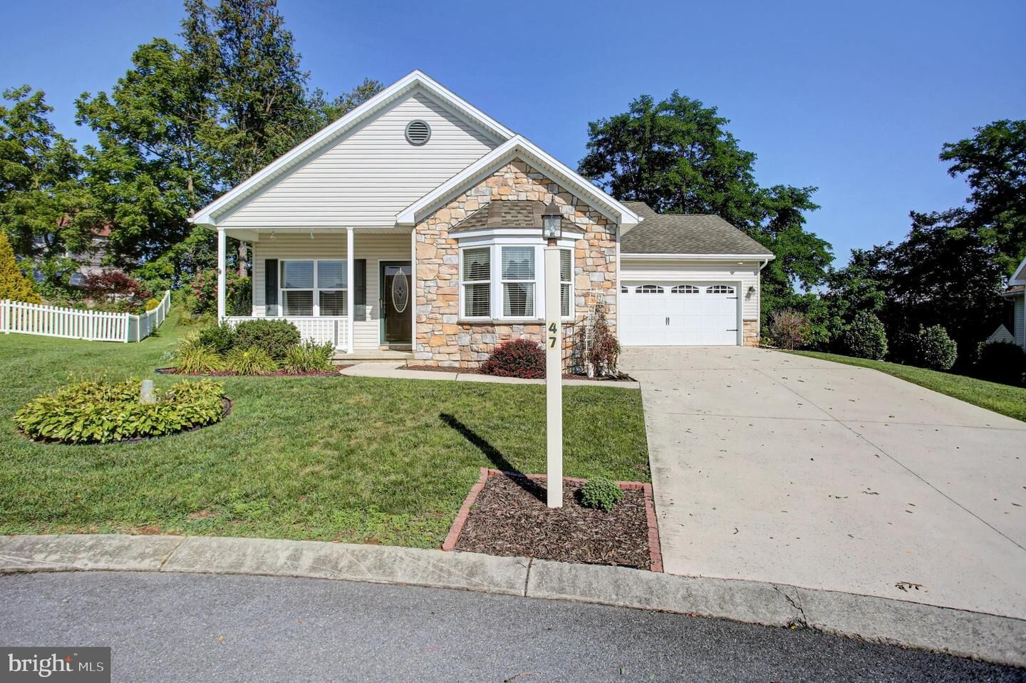 Property Photo: 47 Colonial Court PA 17257