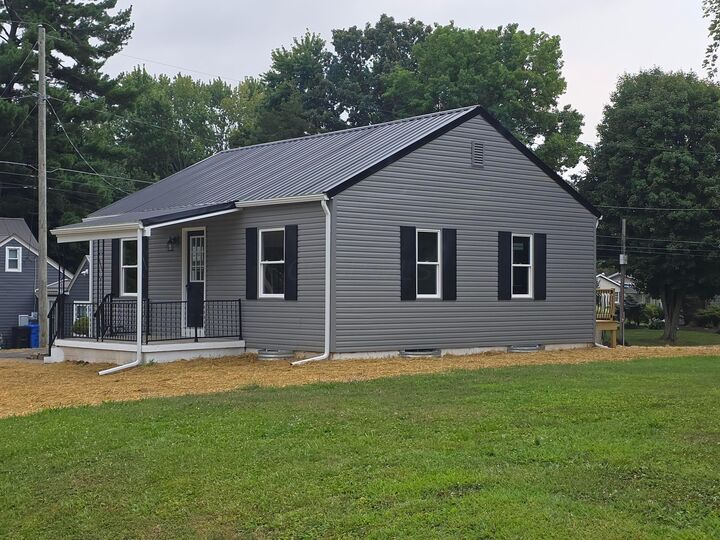 Property Photo:  276 Bank Street  OH 43338 