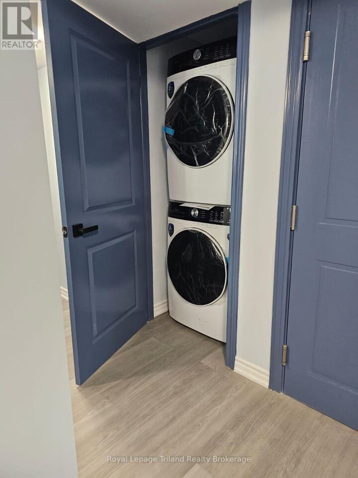 Property Photo:  565 Peel Street East 4  ON N4S 1K5 