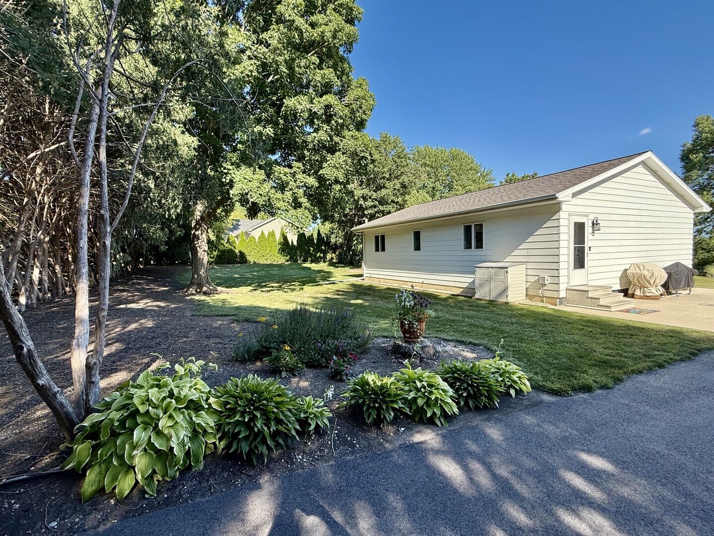 Property Photo: 2084 Rockwell Road IL 61301